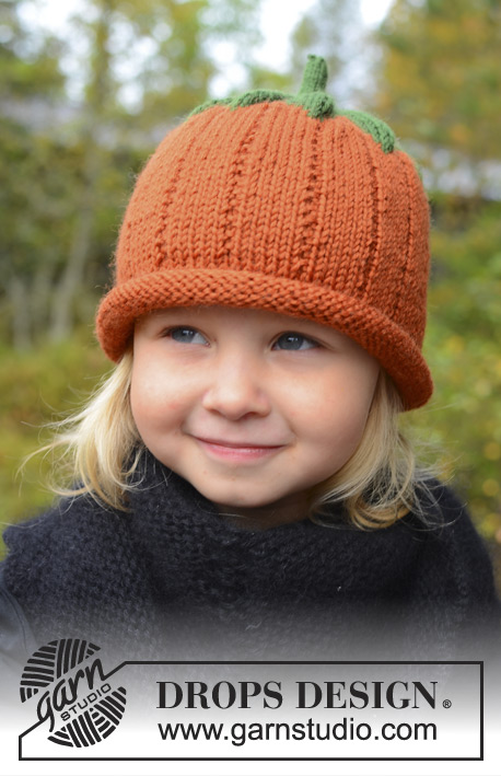 Sweet Pumpkin / DROPS Extra 0-966 - Cappello a forma di zucca per neonati e bambini lavorato ai ferri in DROPS Karisma. Taglie: 0 - 8 anni. Tema: Halloween