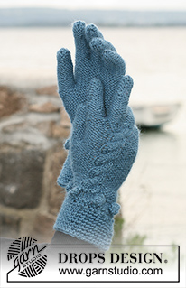 Blue Fog / DROPS 102-25 - Gorro y guantes DROPS en ”Silke-Alpaca” con trenzas y motas y con remate a ganchillo.