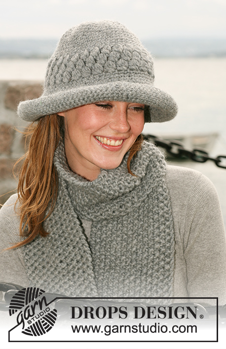 About Town / DROPS 103-29 - A set of: Crocheted DROPS hat and moss-knitted scarf in ”Snow”.