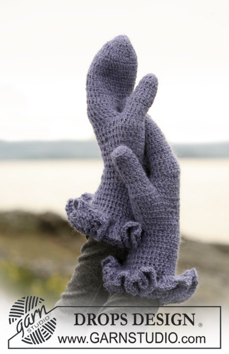 DROPS 108-43 - Crochet DROPS mittens with wavy border in ”Alpaca”.