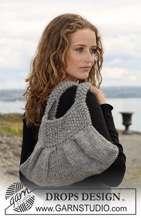 DROPS 109-13 - Knitted DROPS bag with pleats in ”Snow”.