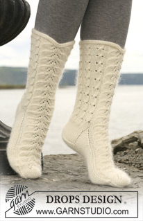 DROPS 109-29 - DROPS sokker med fletter og hullmønster i ”Merino” og ”Kid Silk”.