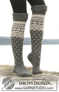 Lumisade / DROPS 110-43 - Kuviolliset DROPS sukat ”Karisma”-langasta. Nämä voidaan neuloa myös ”Merino Extrafine” -langasta.