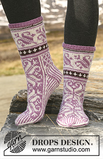 Snow Lily / DROPS 116-53 - Knitted DROPS Socks with pattern in ”Karisma”.