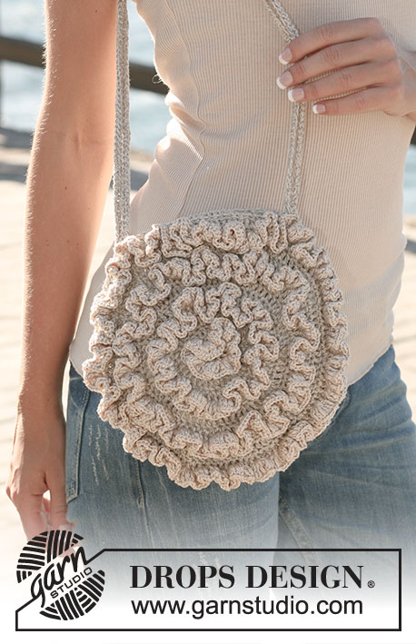 Swirl Tote / DROPS 118-21 - Crochet DROPS bag in ”Bomull-Lin” with flounces in ”Cotton Viscose”.