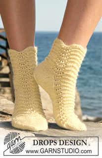 Sunny Waves / DROPS 118-31 - Knitted DROPS socks in ”Alpaca” with wavy pattern. 