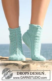 Marine Dreams / DROPS 118-33 - Knitted DROPS socks in ”Alpaca” with lace pattern on upper foot. Size 35 to 43.