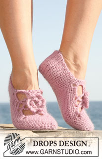 Rosie Steps / DROPS 118-9 - Crochet DROPS slipper in ”Karisma” and ”Kid-Silk”.
US size 5-10½ 