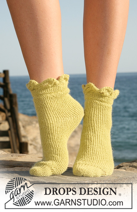 Sneak Into Spring / DROPS 119-31 - DROPS sock knitted from side to side with leaf pattern in ”Alpaca”. Size 35-42.