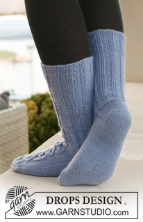 Zen Zoe / DROPS 121-15 - Strikkede DROPS sokker med snoninger i ”Karisma”.