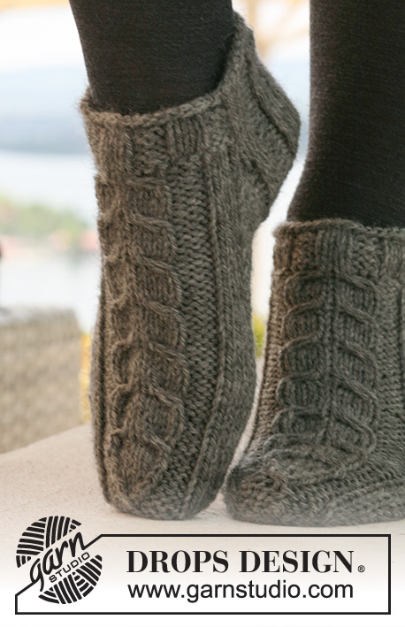 Alaskan Cables / DROPS 125-15 - DROPS kotníkové ponožky s copánkovým vzorem z příze Alaska.