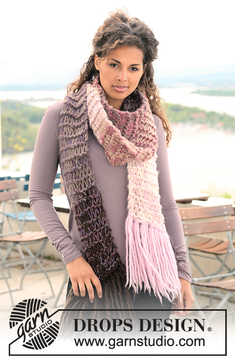 Maite / DROPS 126-32 - Knitted DROPS scarf with slipped sts in 2 strands ”Snow”. 