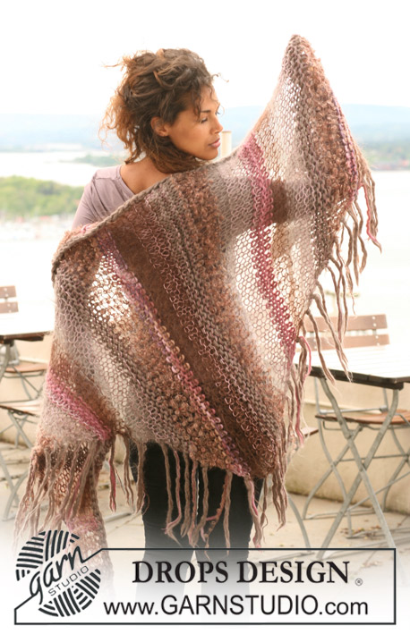 Say Siena / DROPS 126-33 - DROPS shawl in garter st in ”Vienna”, ”Snow”, ”Puddel” and ”Cotton Viscose”.