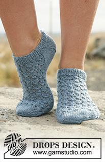 Neptunia Socks / DROPS 129-18 - Knitted DROPS ankle socks with lace in Fabel. 