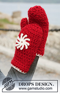 Snowflake / DROPS 131-18 - Set che comprende cappello/cappello di Babbo Natale e guanti DROPS all’uncinetto in DROPS Snow o DROPS Andes con fiori in DROPS Karisma.