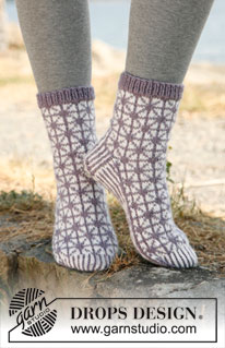 Silver Star / DROPS 132-7 - Knitted DROPS socks with pattern in ”Karisma”. 