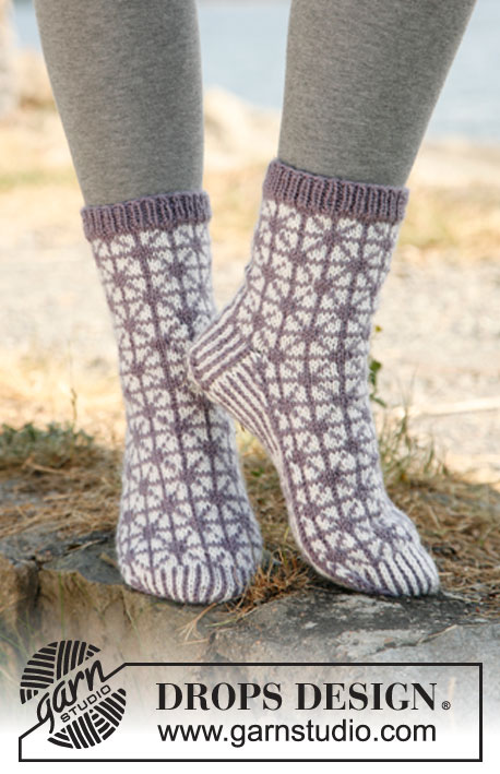 Silver Star / DROPS 132-7 - Strikkede DROPS sokker med mønster i ”Karisma”