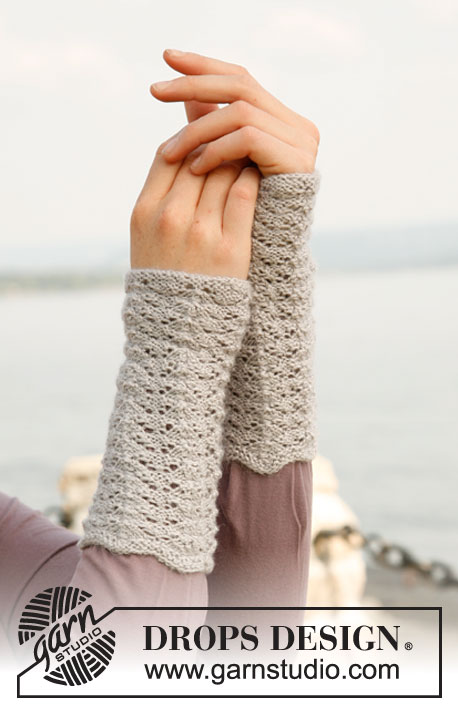 Silver Drops / DROPS 133-32 - Knitted DROPS wrist warmers with lace pattern in ”BabyAlpaca Silk”.