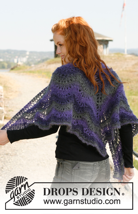 Midnight Haze / DROPS 134-23 - Knitted DROPS shawl with wave pattern in Verdi.
