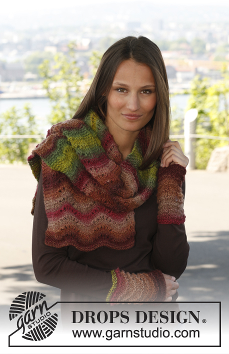 Autumn Set / DROPS 142-28 - Knitted DROPS hat and neck warmer with wavy pattern in ”Big Delight ”.