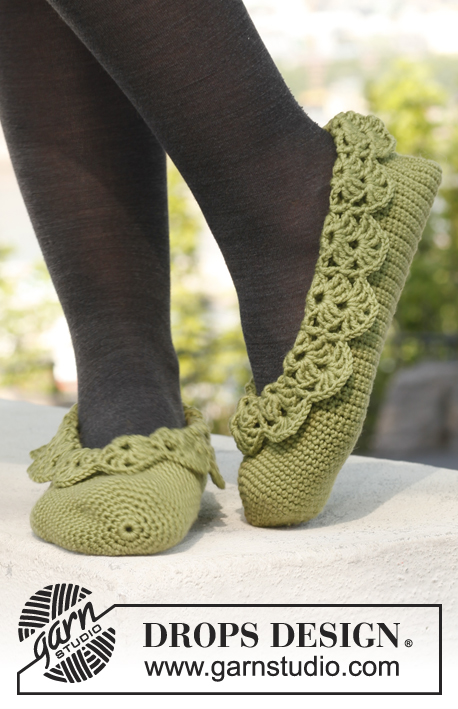 Prima Ballerina / DROPS 142-41 - Crochet DROPS ballerina slippers with lace edges in ”Merino Extra Fine”. 
