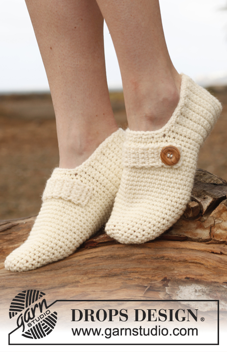 Nelle / DROPS 148-29 - Crochet DROPS slippers with strap and button in ”Nepal”. 