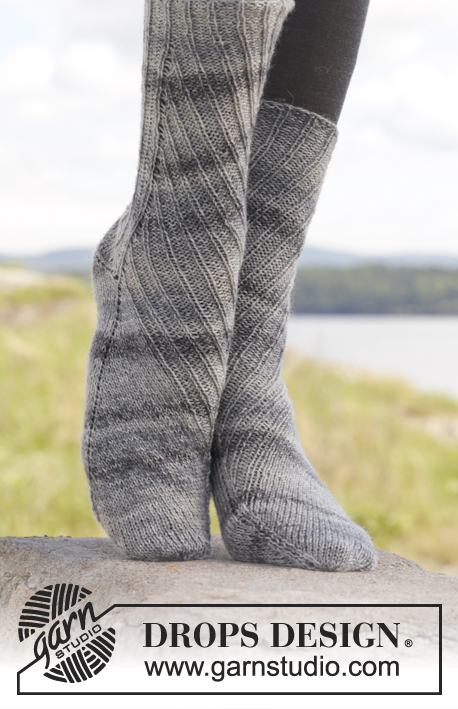 Swirly / DROPS 150-20 - Kötött zokni spirálban haladó bordásmintával DROPS Fabel fonalból