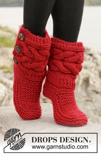 Little Red Riding Slippers / DROPS 150-4 - Stickad DROPS toffel i ”Snow” med flätor. Stl 35 -42