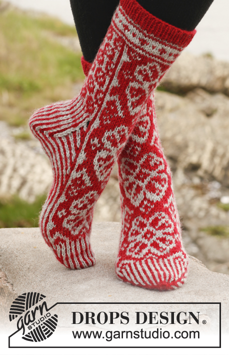 Winter Rose Socks / DROPS 150-5 - Strikkede DROPS sokker fra tåen og opp i ”Karisma” med nordisk mønster.