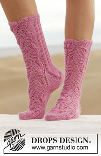 Think Pink / DROPS 154-30 - Gestrickte DROPS Socken in „Fabel“ mit Lochmuster. Größe 35-43.