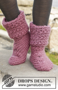 Sweet Spirited / DROPS 156-9 - Crochet DROPS slippers with star pattern in ”Snow”.