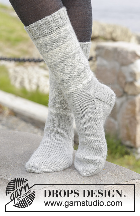 Silver Dream Socks / DROPS 157-10 - Gebreide DROPS sokken met Noors patroon van â€Karismaâ€. Maat 35 tot en met 46.