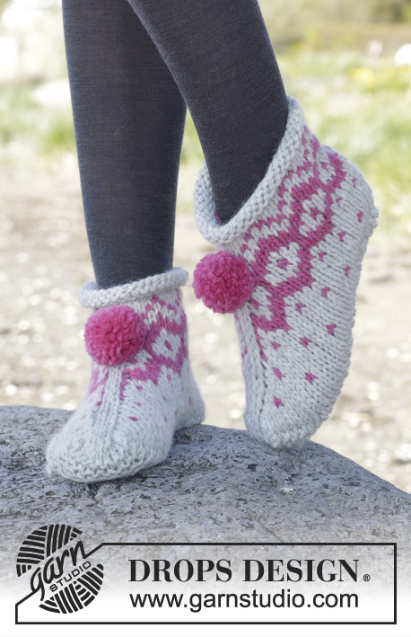 Winter Poppies Slippers / DROPS 164-10 - Knitted DROPS slippers with Nordic pattern and pompoms in ”Andes”.