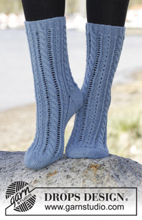 Heavenly Blue / DROPS 166-28 - Stickade DROPS sockor i ”Fabel” med flätor och hålmönster. Stl 35 - 43.