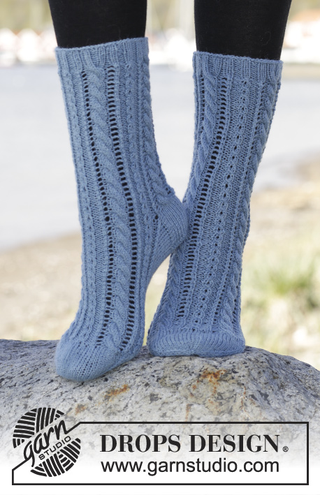 Heavenly Blue / DROPS 166-28 - Knitted DROPS socks with lace pattern and cables in Fabel.