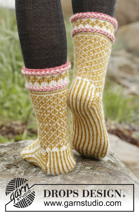 Hokey Pokey / DROPS 173-42 - Settet består av: Strikkede DROPS votter og tå-opp sokker i ”Karisma” med nordisk mønster, latvisk flette og pongponger.