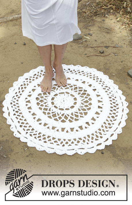 Summer Welcome / DROPS 178-36 - Crochet circular floor rug with lace pattern in 3 strands DROPS Paris.
