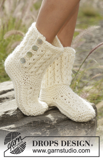 Walk in the Clouds / DROPS 178-5 - Knitted slippers with cables and garter stitch in DROPS Snow. Size 35-42