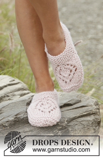 Sally's Way / DROPS 178-50 - Knitted slippers with lace pattern and garter stitch in DROPS Andes.