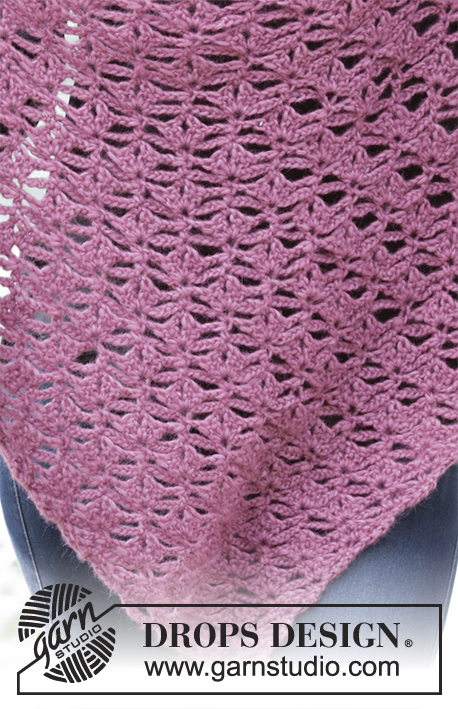 Paradis / DROPS 179-17 - Shawl with fan pattern, worked from tip and up.
Piece is crocheted in DROPS Air.