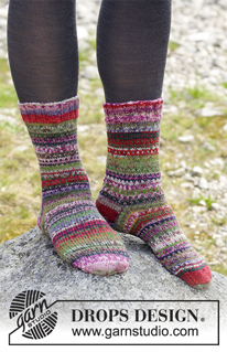 Rock Socks / DROPS 179-21 - Calze ai ferri con strisce jacquard multicolore. Taglie: Dalla 35 alla 43.
Le calze sono lavorate in DROPS Fabel.