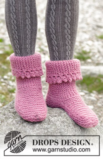 Raspberry Frills / DROPS 182-44 - Knitted slippers with garter stitch and picot edge. 
The piece is worked in DROPS Snow.