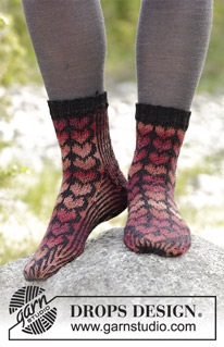 Queen of Hearts Socks / DROPS 183-24 - Chaussettes tricotées à partir de la pointe avec jacquard cœurs, en DROPS Fabel. Du 35 au 43.