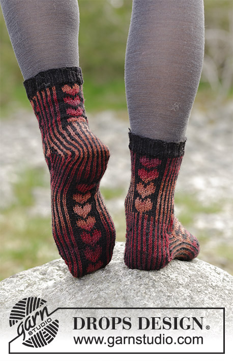 Queen of Hearts Socks / DROPS 183-24 - Sockor med hjärtan, stickade från tån och upp. Storlek 35-43.
Arbetet är stickat i DROPS Fabel
