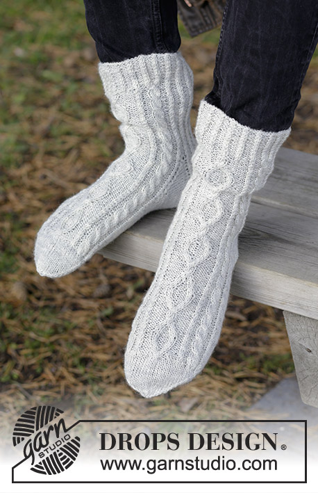 Silver Steps / DROPS 185-20 - Strikkede sokker med fletter til herre. Størrelse 35 - 46.
Arbeidet er strikket i DROPS Fabel
