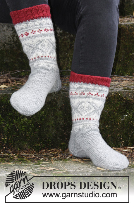 Narvik Socks / DROPS 185-8 - Strikkede Setesdal sokker med flerfarget mønster til herre. Størrelse 35-46.
Arbeidet er strikket i DROPS Karisma.