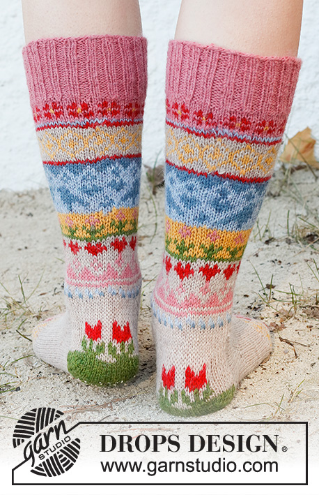 Enchanted Socks / DROPS 189-23 - Medias de punto con patrón de jacquard multicolor. Números 35 al 43. Las piezas están tejidas en DROPS Nord.