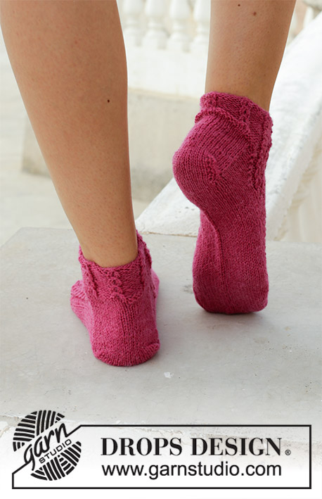 Sakura / DROPS 189-25 - Knitted socks with lace pattern and small cables. The piece is worked in DROPS Fabel.