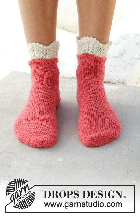 Frosted Top Socks / DROPS 189-27 - Knitted socks with edge in wave pattern. The piece is worked in DROPS Flora.