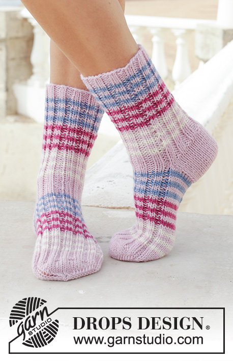 Berry Waves / DROPS 189-36 - Knitted socks with rib and old-fashioned heel. The piece is worked in DROPS Karisma.